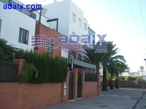 Vivienda de tres plantas en Urb. privada cuatro dormitorios dos
