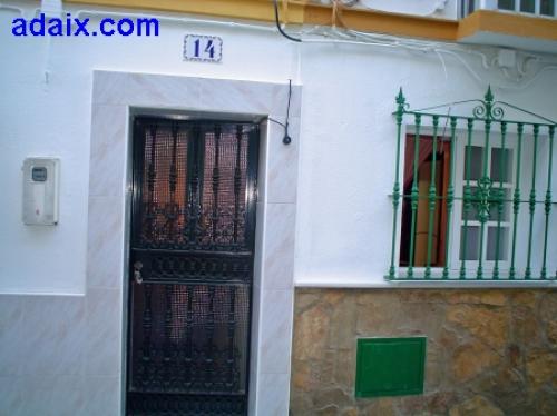 Casa de dos plantas en un un barrio tranquilo de