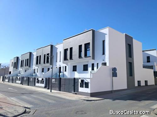 Se vende casa adosada con semisótano, piscina y aerotermia