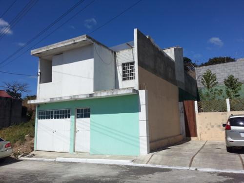 Casa de dos niveles en Vista Azul!