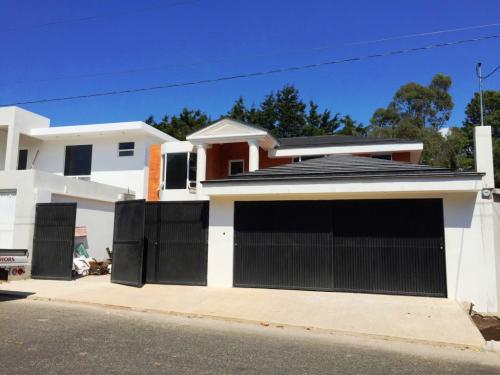 Casa 4 Dormitorios, km. 22C.Salvador, 430m2, Nueva