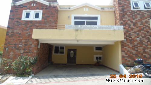 De venta amplia casa en condominio Altos del Encinal 2, Mixco