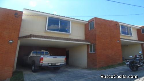 Vendo casa en Pinares de San Cristóbal, zona 8 de Mixco