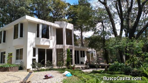 CityMax Antigua Casa en venta en Hojarascas Mixco Z.1 extenso terreno