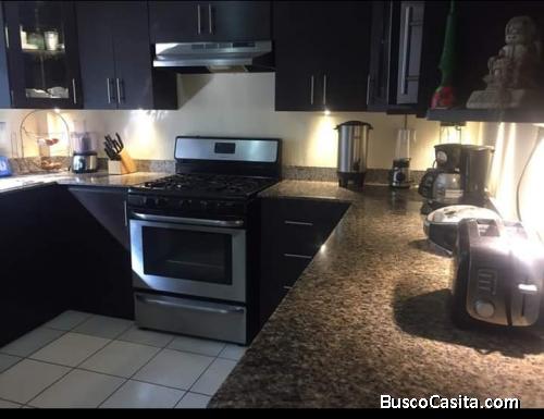 Casa colonial recién remodelada con cocina equipada y lámparas PRECIO NEGOCIABLE  
