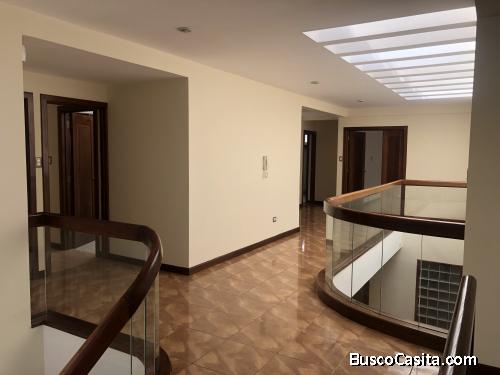 Vendo Casa en Boulevard Landívar  (ND)