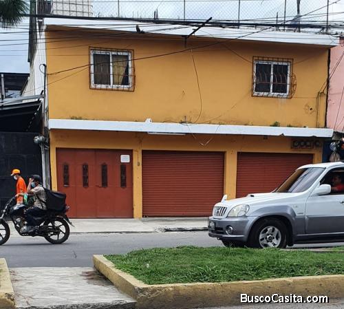 Vendo casa para vivienda o inversión, sobre calzada principal de Villa Hermosa, sector 9