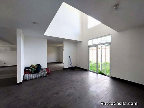 SE VENDE CASA GRANDE DENTO DE CONDOMINIO EN SUMPANGO 