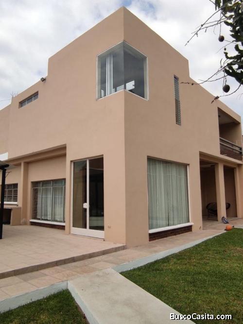 VENDO CASA AMPLIA Y MODERNA EN VILLA NUEVA