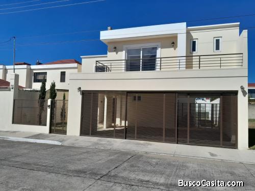 Casa con Jardin en Venta Los Manantiales