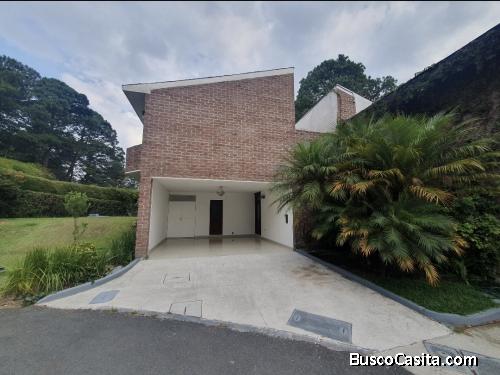 Zona 16: SE VENDE CASA EN BOSQUES DE KANAJUYU 