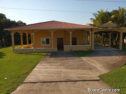Casa con amplio jardin en venta o renta en Morales Izabal