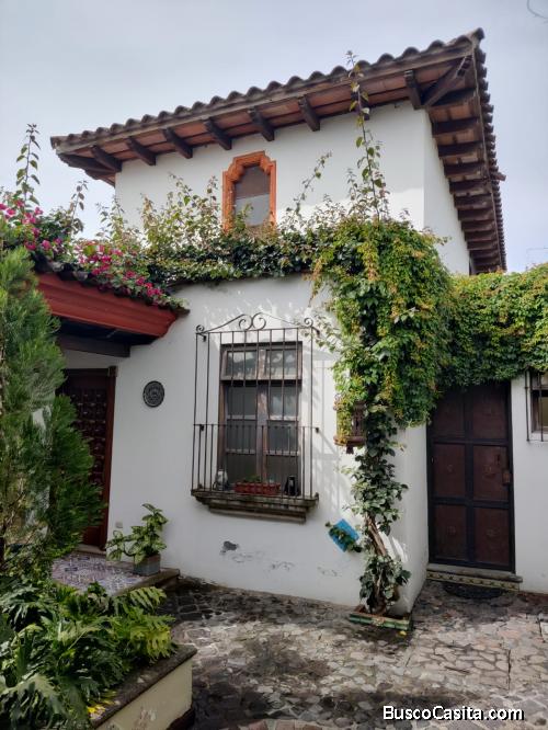 Casa en venta tipo hacienda en San Miguel Dueñas, amplio jardín 
