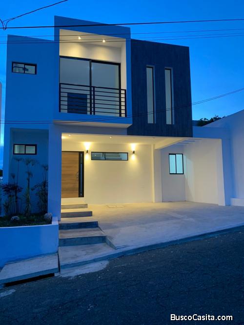 Hermosa casa con finos acabados en venta