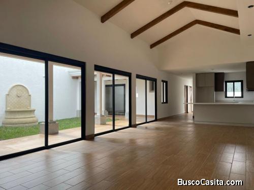 Casa en Venta dentro de residencial en San Miguel Dueñas