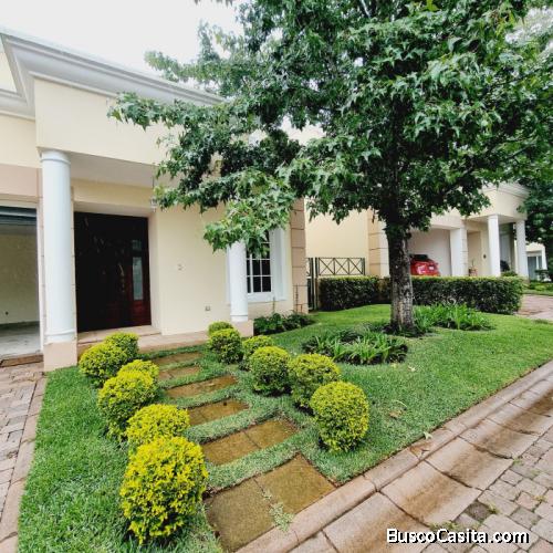 Casa en venta con jardines en CAES, Fraijanes 