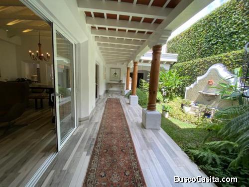 VENDO BELLA CASA EN ANTIGUA, 4 cuadras del parque central!
