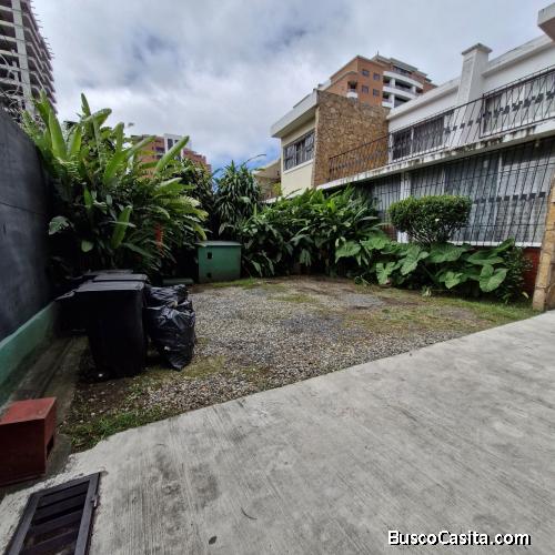 Casa en Venta en Zona 10 a dos cuadras Diagonal 6