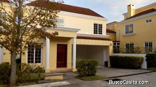 Venta de Casa en Residencial Entreverdes Fraijanes