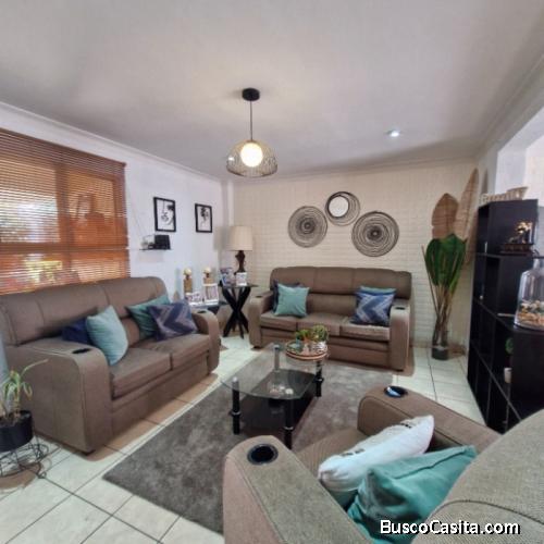 Casa en venta Mixco zona 8 con parqueo, jardín y seguridad