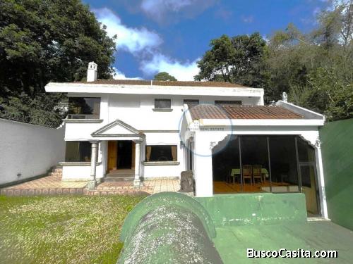 Hermosa Casa estilo Colonial en Venta. Ubicada en excelente sector de San Lucas Sacatepéquez 