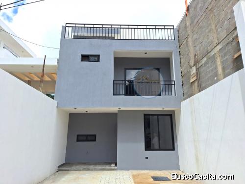 Linda Casa de Dos Niveles en Venta - Ubicada en excelente zona de Santiago Sacatepéquez.