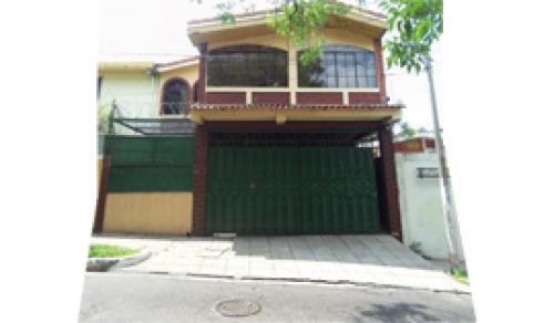 Venta de casa en San Salvador, 25 Calle Oriente – 2 Niveles, 6 Dormitorios, 4 Baños, 2 Lugares de estacionamiento,  522.17v²| $125,000