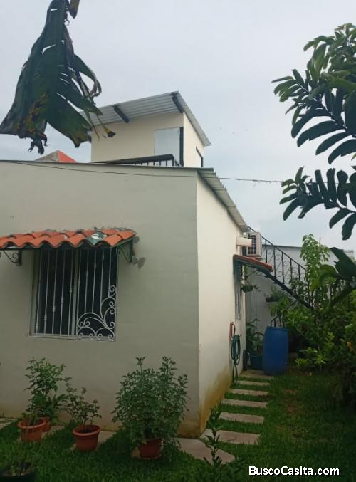 Venda casa 2 en 1 en zona privada Santa Ana mayor info al 71010128