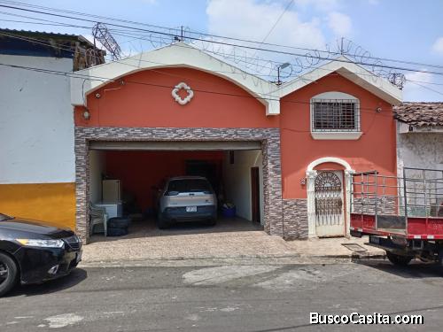 EN VENTA CASA EN EL CENTRO DE AHUACHAPAN, EL SALVADOR.
