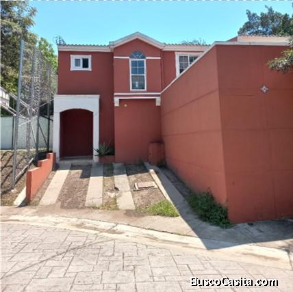 VENDO CASA EN RESIDENCIAL LA CALZADA, LOURDES.