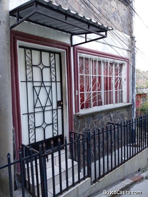 VENDO CASA DE 3 PLANTAS EN SOYAPANGO