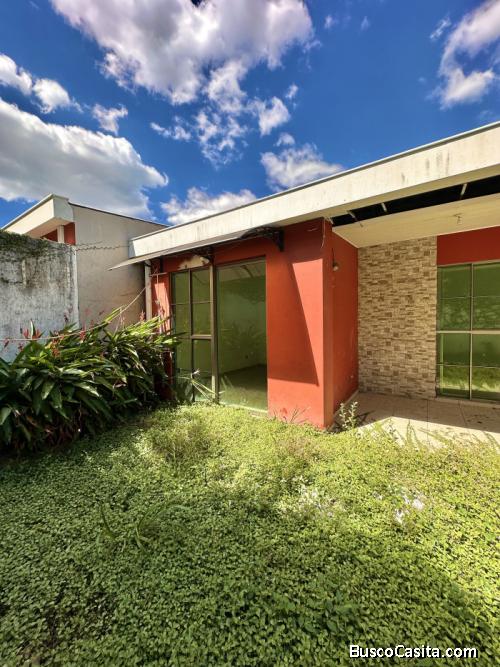 Casa en venta dentro de residencial privado en Apopa