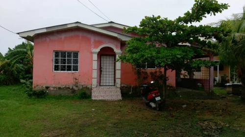 se vende casa en Barrio Los Mangos, Puerto Cortes Negociable