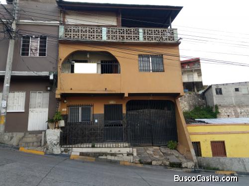Casa de tres plantas en Barrio Lempira