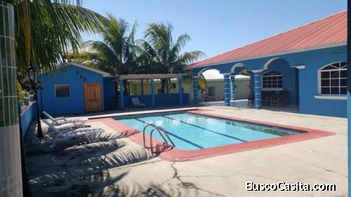 Casa en venta en Tela, Complejo privado frente al mar.