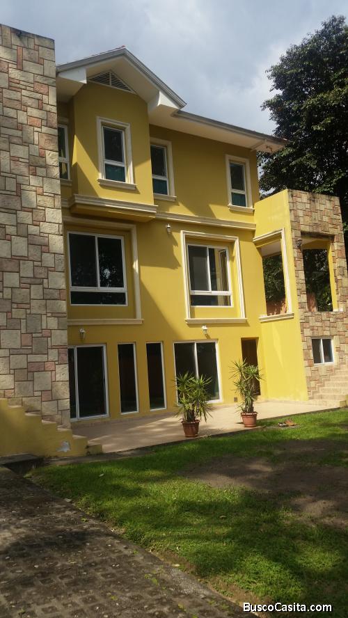 SE VENDE PRECIOSA CASA EN LOMAS DE BELLA VISTA