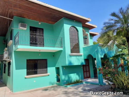 Casa de dos plantas en venta con 5 apartamentos 