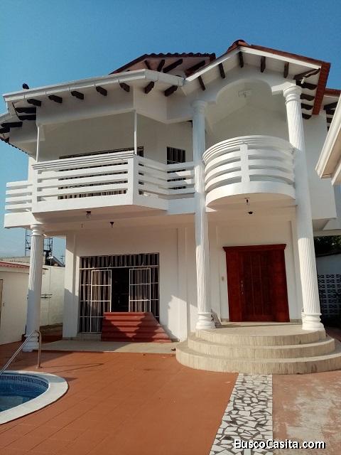 LUJOSA CASA C/PISCINA EN VENTA
