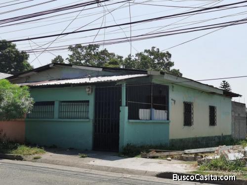 SE VENDE CASA EN B. GUAMILILITO CON POTENCIAL ALTAMENTE COMERCIAL