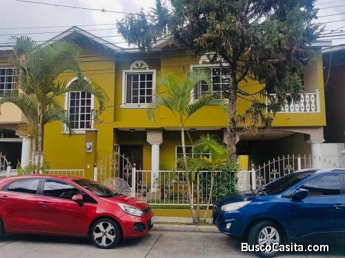 Se Vende Casa Res. Las Hadas