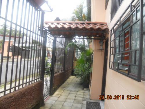 Centrica casa en Tibas.
