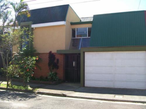 Casa de 2 plantas en Sabana Sur