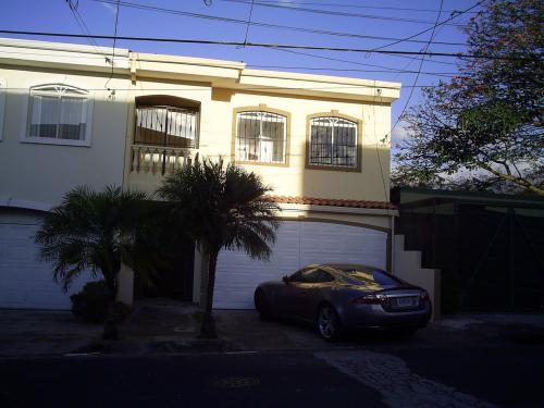 Casa, Pavas por Plaza Mayor$240000 