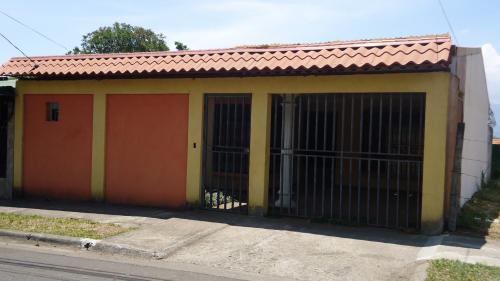 Cómoda casa en alajuela muy cerca del centro