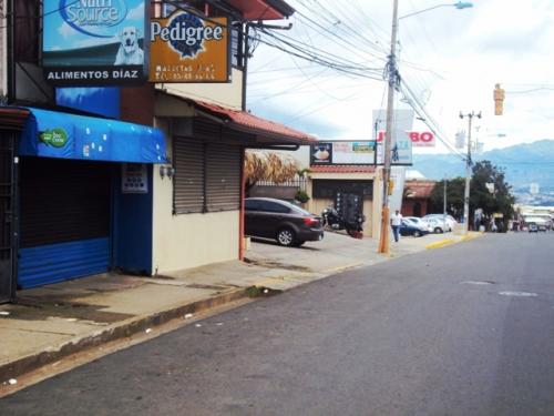 Se venden 2 Locales y 2 Apartamentos comercial y estan en Heredia todo junto  buena  inversión