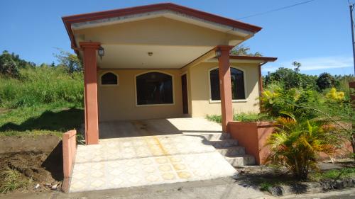 Linda casa en sarchi se recibe 