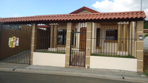 Linda casa nueva en santa barbara de heredia