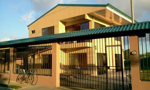 Preciosa casa nueva esquinera