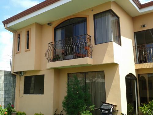 BELLA CASA COMO NUEVA EN SANTO DOMINGO HEREDIA