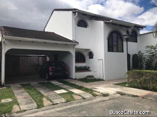 Venta de casa en condominio